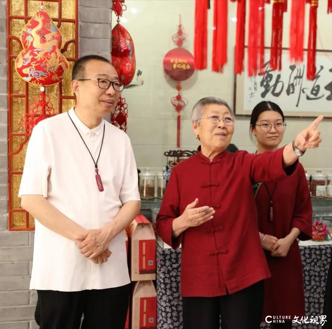 潘鲁生走访“习总书记点赞民间艺人”：做好传承，践行发展，让民间工艺活在今天的生活里