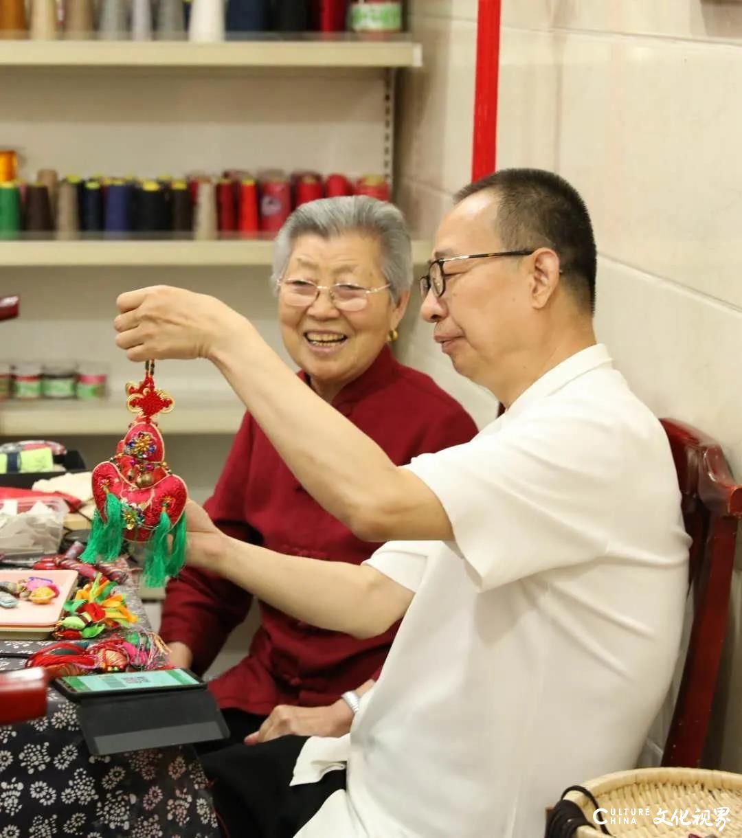 潘鲁生走访“习总书记点赞民间艺人”：做好传承，践行发展，让民间工艺活在今天的生活里