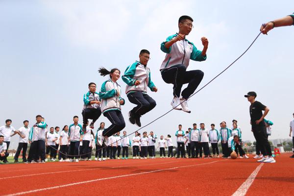 拔河、跳绳、拳击假人……青岛通济实验学校为高三学生快乐减压迎高考