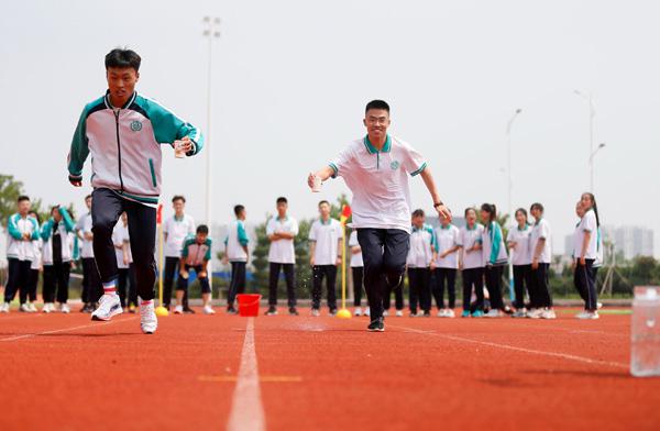 拔河、跳绳、拳击假人……青岛通济实验学校为高三学生快乐减压迎高考