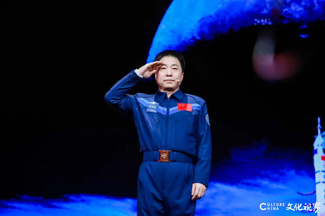 杨利伟揭秘中国航天员训练和生活：我们的目标是让中国航天迈入航天强国，向星辰大海出发