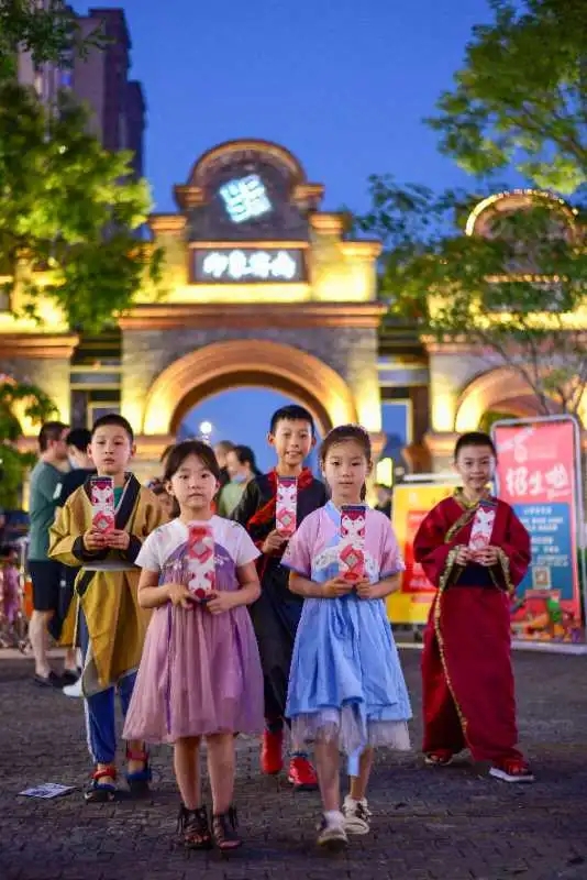 啤酒飘香，古风服装巡游——星河不夜城成济南西城夜游打卡地