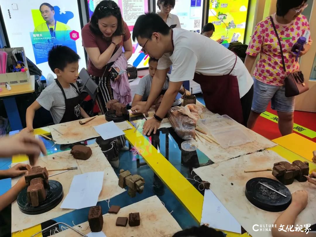 跟着石老师学陶艺——“石家老陶”传承人石盾老师走进绘智美术学校，手把手带孩子们体验制陶乐趣