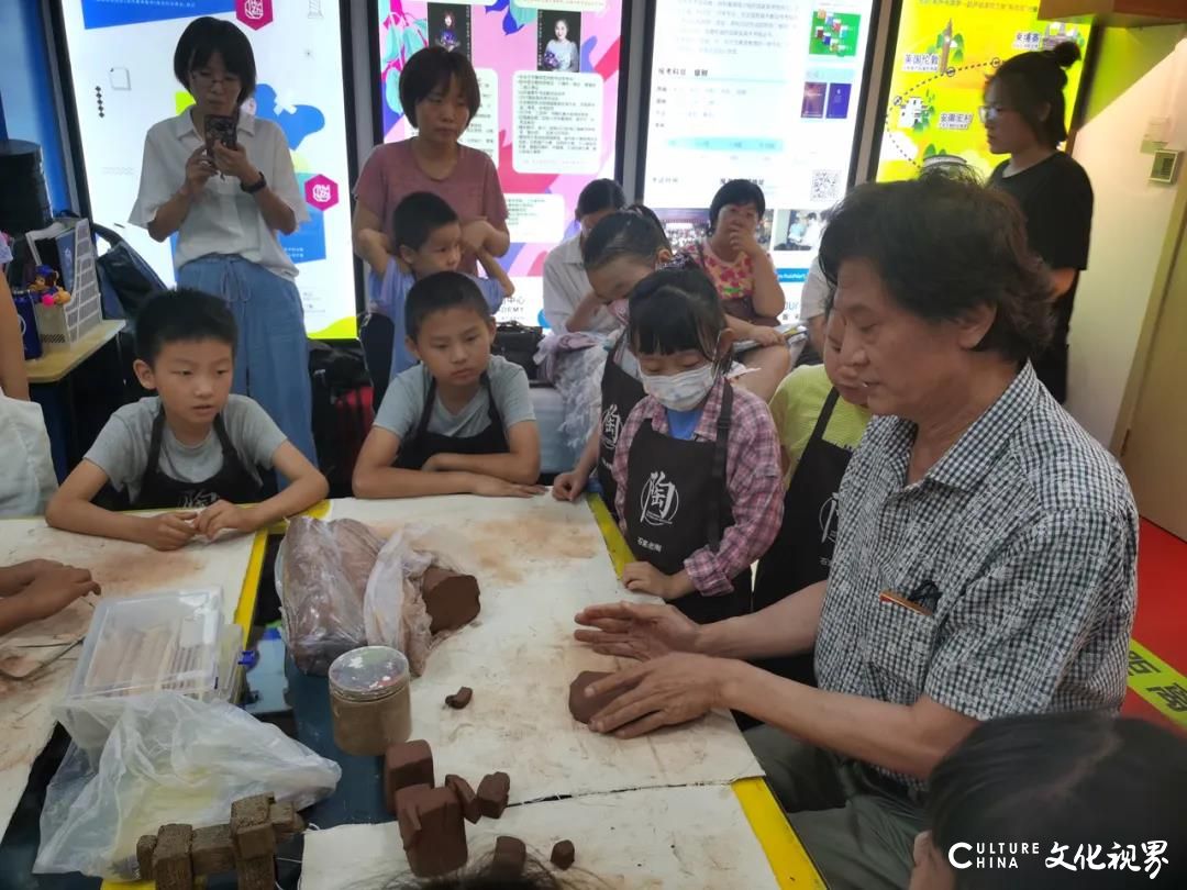 跟着石老师学陶艺——“石家老陶”传承人石盾老师走进绘智美术学校，手把手带孩子们体验制陶乐趣