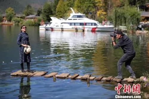 在工作与生活中乘风破浪 ，新经济下“斜杠青年”正当红