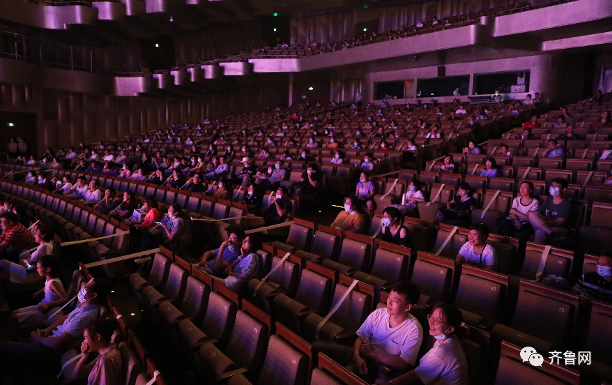 开心麻花2020年济南首演《乌龙山伯爵》在山东省会大剧院上演，黄老泰食品等赞助“致敬最美逆行者”