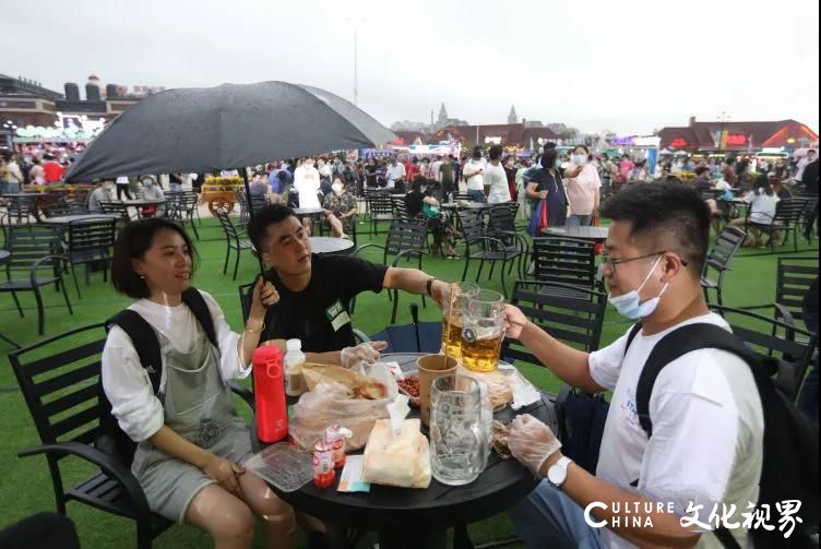 17天的啤酒狂欢季开始啦——第30届青岛国际啤酒节在西海岸新区金沙滩啤酒城盛大开幕  今年的消费更“惠民”