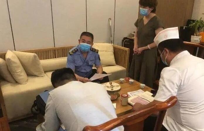 青岛婚宴集体腹泻事件后续：高丽亭酒店厨师长因恐吓他人被拘留5日