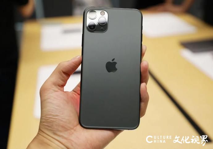 iPhone与微信“二选一”？94%网友弃苹果选微信！美媒开始担心苹果了