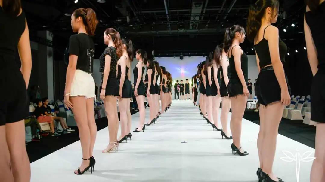 跨越年龄   不分职业，“黑蜻蜓模特美育时尚汇演”在山东国际时尚创意中心炫丽上演