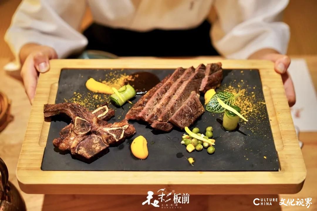 体型庞大  肉质饱满  分量十足——素有“蟹中之王”美誉的深海阿拉斯加帝王蟹在济南城芯303米高空的“和彩板前料理”恭候你