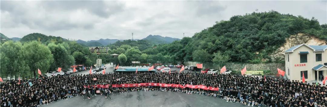 山东梦工场美术学校1077位同学走进雨后的九如山，在天然的画室里登山采风写生，感受心灵的净化身体的放松