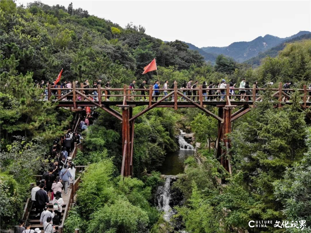 山东梦工场美术学校1077位同学走进雨后的九如山，在天然的画室里登山采风写生，感受心灵的净化身体的放松