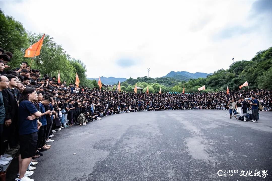 山东梦工场美术学校1077位同学走进雨后的九如山，在天然的画室里登山采风写生，感受心灵的净化身体的放松