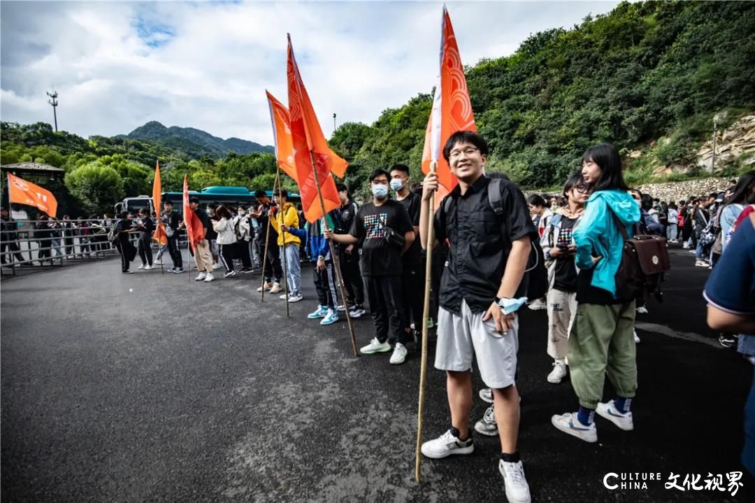 山东梦工场美术学校1077位同学走进雨后的九如山，在天然的画室里登山采风写生，感受心灵的净化身体的放松