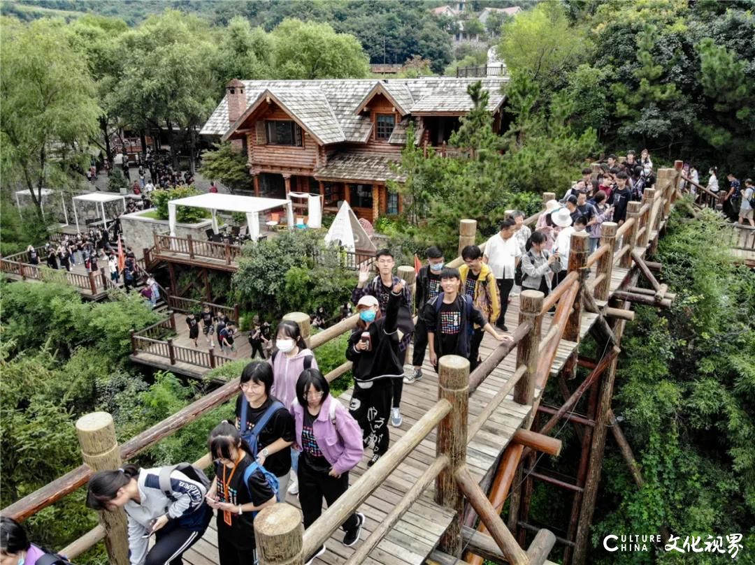 山东梦工场美术学校1077位同学走进雨后的九如山，在天然的画室里登山采风写生，感受心灵的净化身体的放松