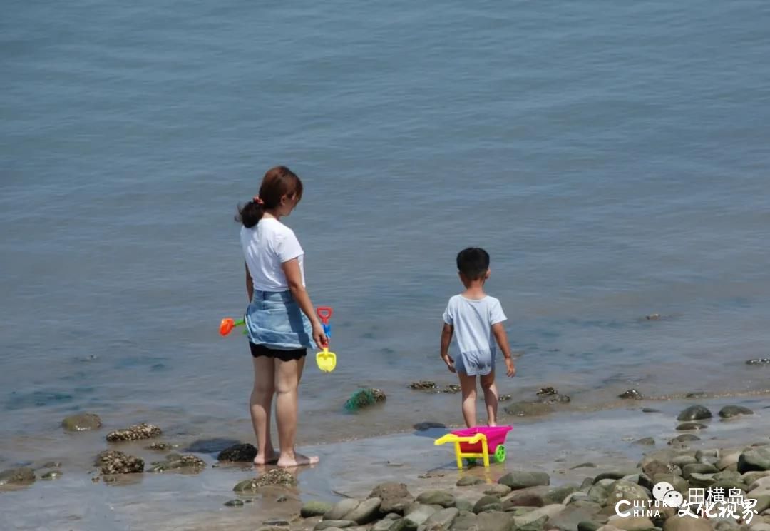 海岸线上好时光——青岛田横岛上游人如织，尤其受到假日里孩子的欢迎