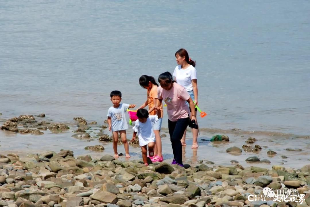 海岸线上好时光——青岛田横岛上游人如织，尤其受到假日里孩子的欢迎