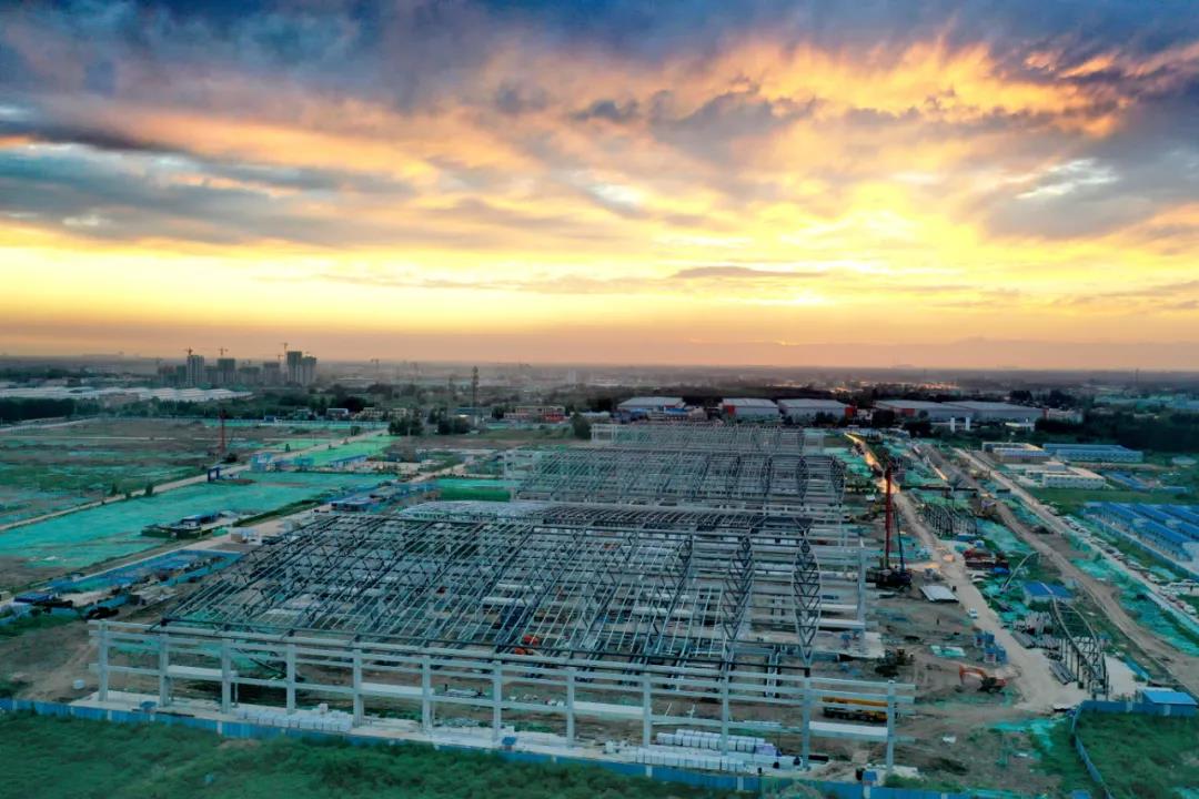 济南市绿地国博城会展中心一期开始封顶作业，建成后将成为全球综合规模最大的国际会展中心