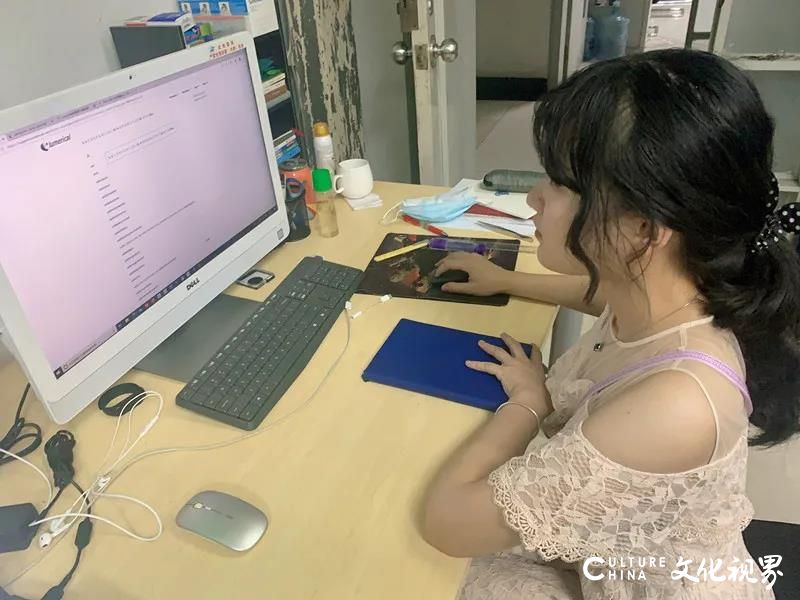武汉高校首批新生报到——华中科技大学00后“美少女”刘可薇开启读博生涯，引得网友“哇”声一片