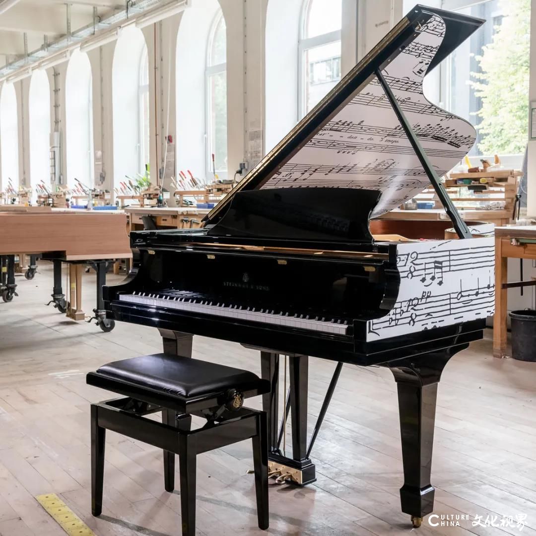 “纪念贝多芬诞辰250周年”施坦威限量版钢琴发行，全球限量10架，琴壳上印有贝多芬的“热情奏鸣曲”曲谱