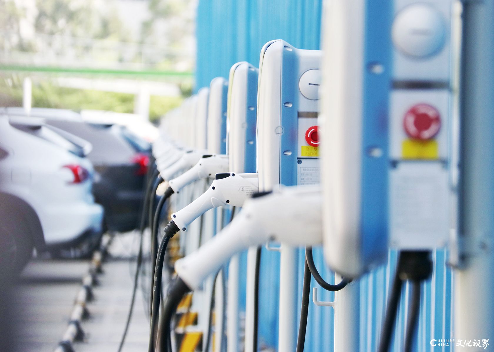 截至8月全国充电桩保有量138.2万台，仍存在较大缺口，三成以上车充电成问题