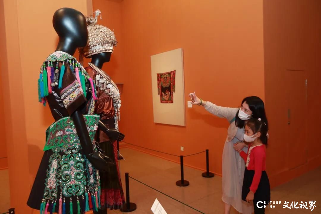 以美扶智，助力脱贫一一“妙手生花”剪纸、刺绣展示与交流活动亮相中国美术馆