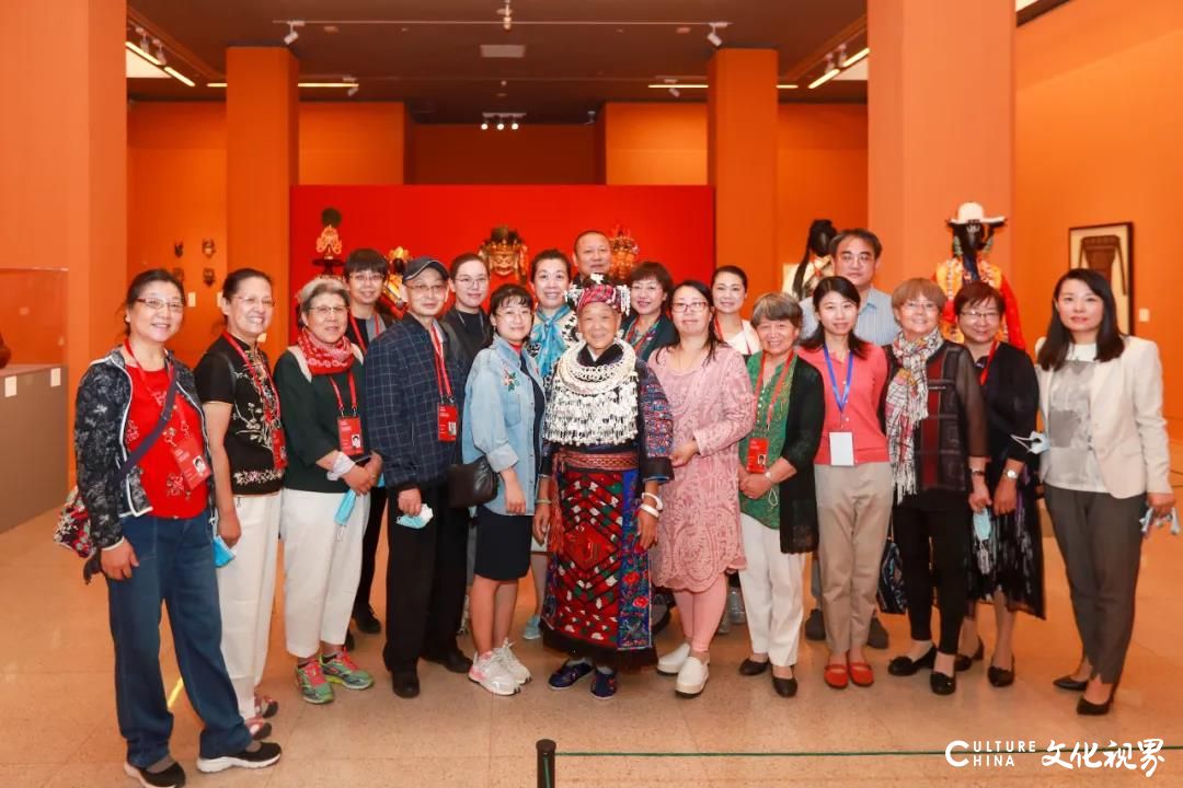 以美扶智，助力脱贫一一“妙手生花”剪纸、刺绣展示与交流活动亮相中国美术馆