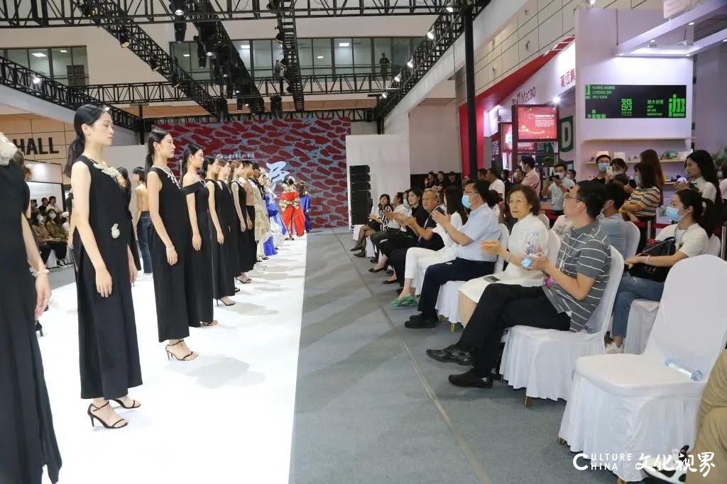 山工艺创意时尚展演惊艳亮相首届中国国际文化旅游博览会，给观众带来一场艺术与设计的视觉盛宴