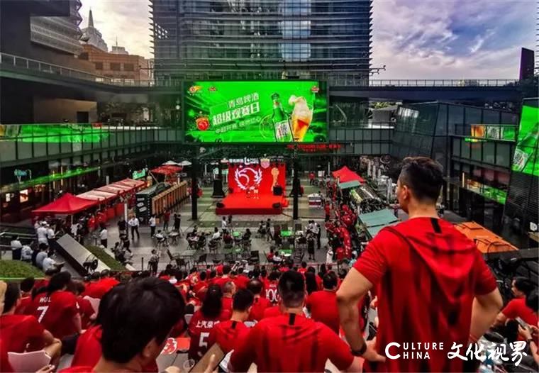 畅享冰爽青啤，感受火热中超——青岛啤酒在国内30个城市举办160多场“醉”燃看球Party，营造了集观赛、社交、游戏于一体的完美体验