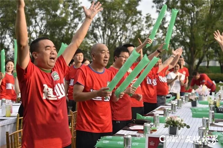 畅享冰爽青啤，感受火热中超——青岛啤酒在国内30个城市举办160多场“醉”燃看球Party，营造了集观赛、社交、游戏于一体的完美体验