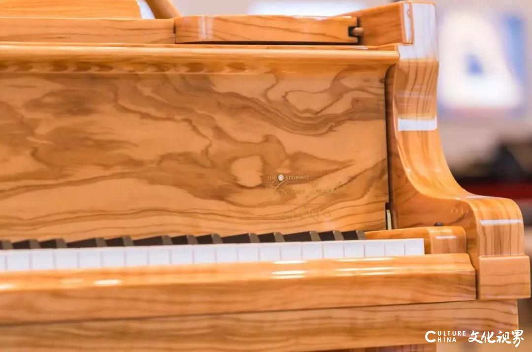 甄选全球珍稀木材，承袭百年手工技艺——施坦威皇冠珠宝系列钢琴传达出穿越时光的恒久魅力