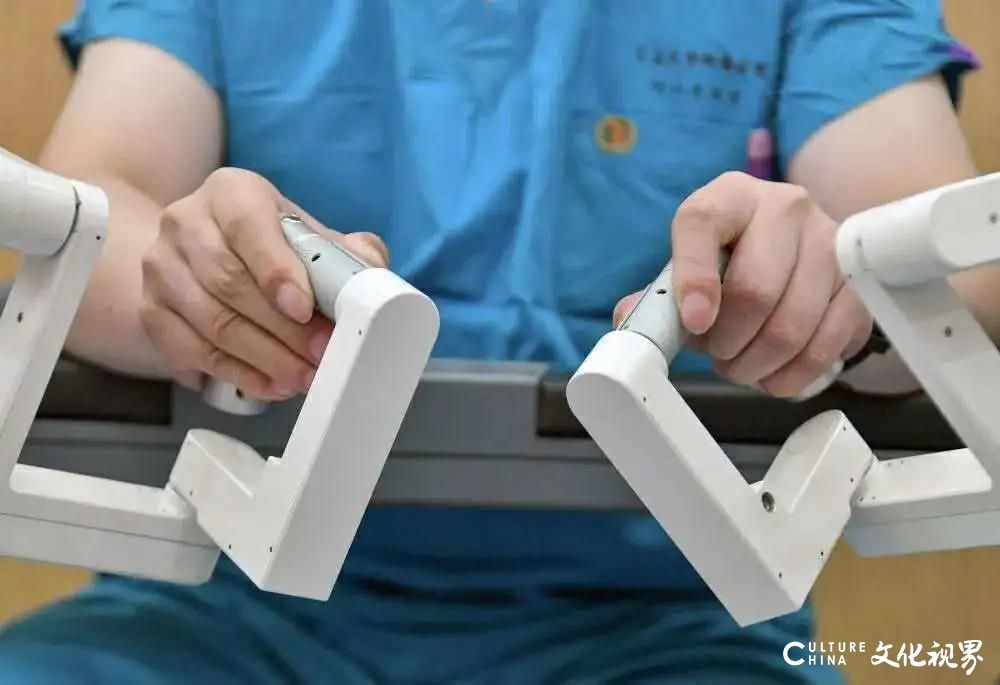 威高集团“妙手”机器人首次为患者实施泌尿外科手术，给患者带来新生的希望