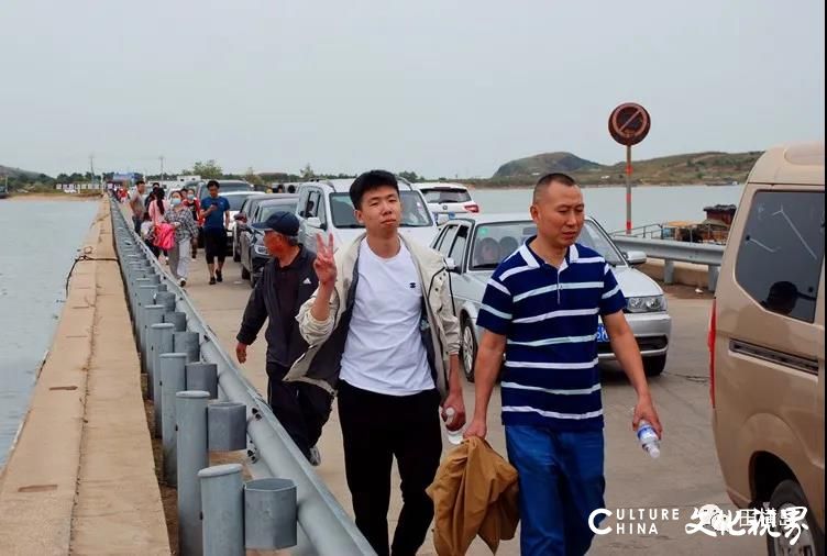青岛田横岛跨海桥开海第32天：跨海大桥变身海鲜市场拥堵不堪，游客饱受困扰