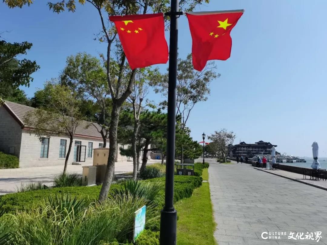 那红旗、那海景、那人群……回望威海刘公岛上最能触动心灵的几个画面