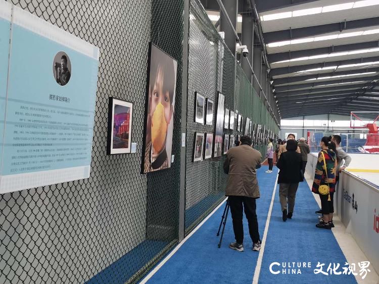 《面对——钱捍抗疫生活影像日记》收藏展开幕，展出的100幅照片被泰山体育博物馆永久收藏