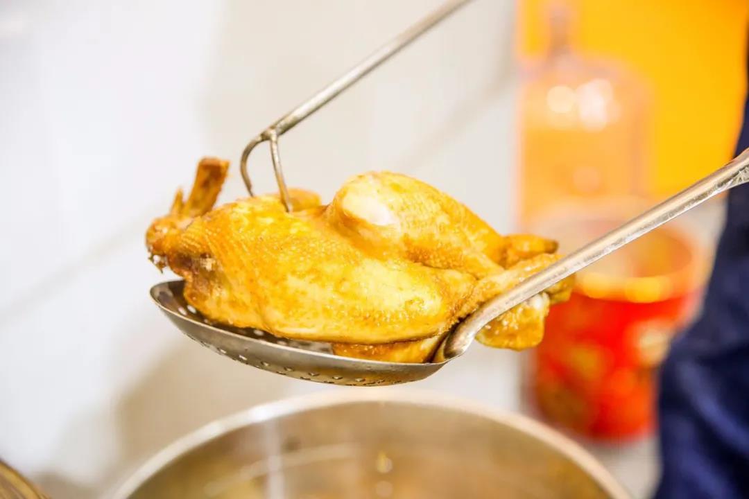 传承300年的德州扒鸡亮相全国糖酒会，为山东国际会展中心更添鲜香美味