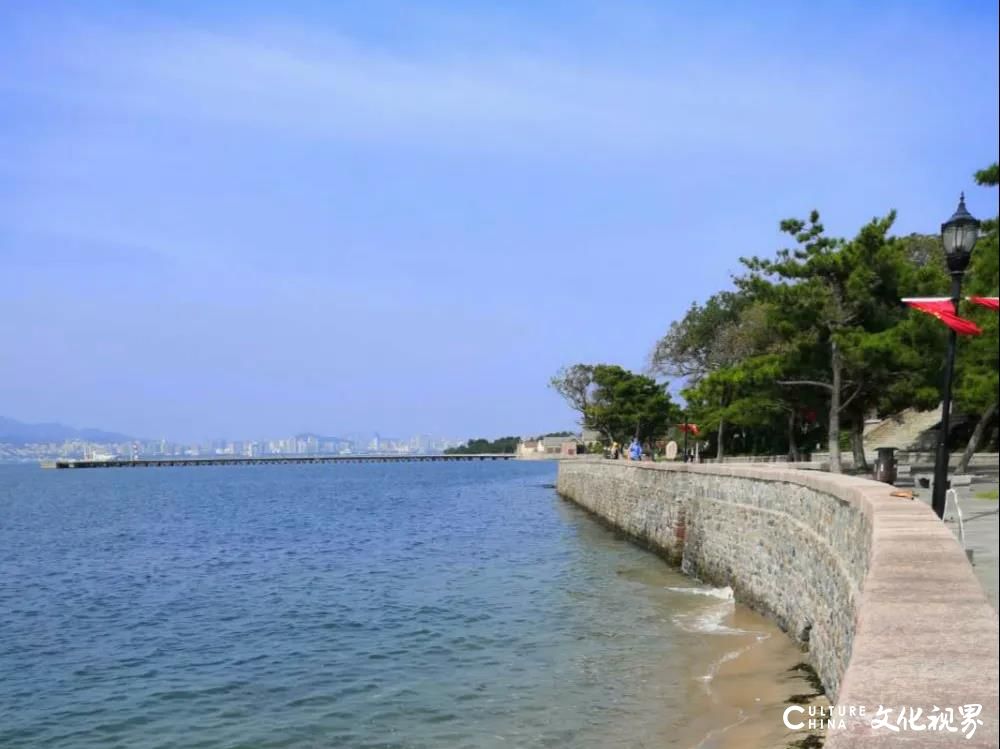 刘公岛晚秋盛景正当时，快来岛上领略碧海蓝天、和风彩树的最美晚秋吧！