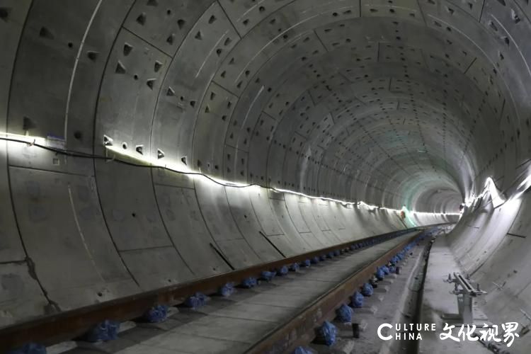 济南地铁2号线实现全线“轨通”，11月中下将进行全线行车调试