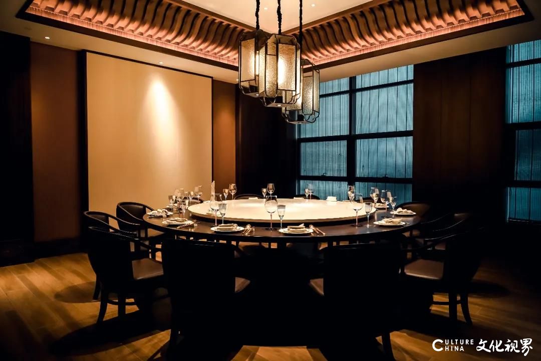 人＆氛围＆食物的完美交融，济南四季明湖餐厅为您呈现一段绝妙的用餐体验