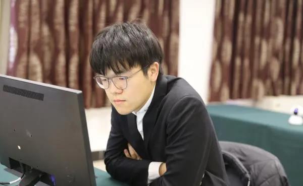 23岁的柯洁半目击败韩国申真谞，成就世界围棋史上最年轻“八冠王”