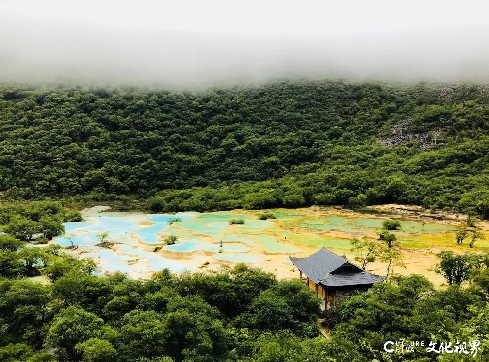 都说秋天的九寨沟是人间童话，嘉华旅游带您走进这奇幻的色彩天堂