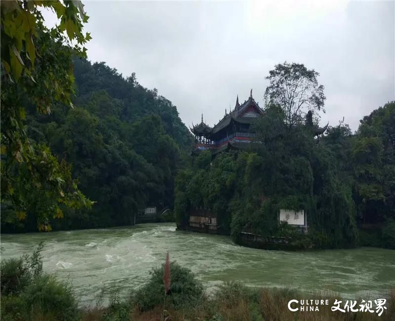 都说秋天的九寨沟是人间童话，嘉华旅游带您走进这奇幻的色彩天堂