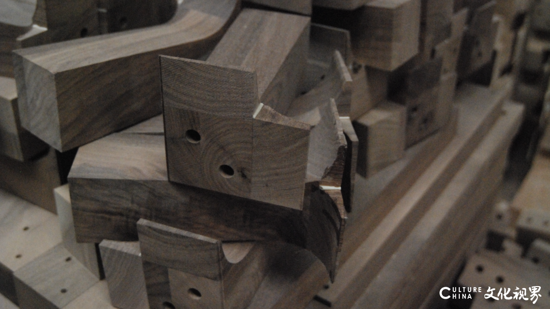 了解木头的“性格”，重视家具的“脉络”——U⁺将“擅用木头”作为品牌的起点与核心