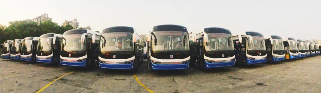 西湖边的“陆地公务舱”——吉利远程城间客车C11在杭州正式上线运营
