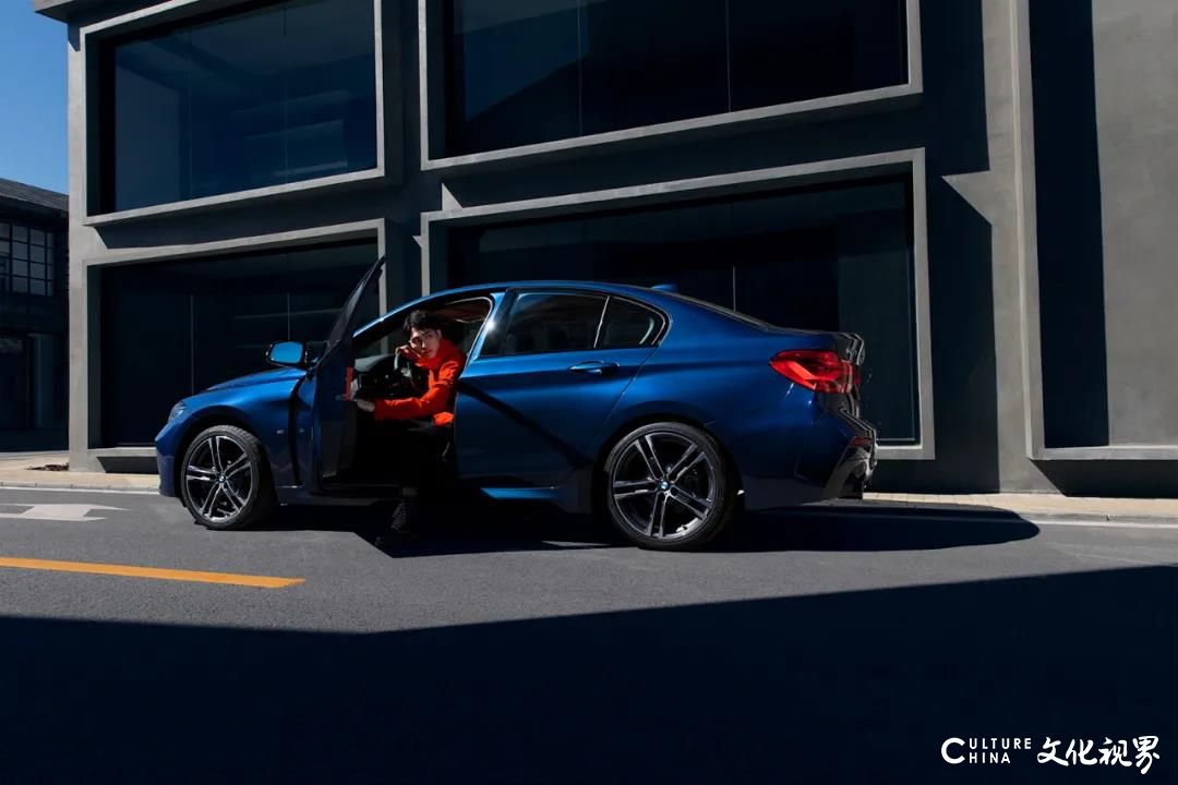 济南大友宝|“1”起曜夜，BMW 1系运动轿车重装披甲来袭，售价20.38万元-24.68万元
