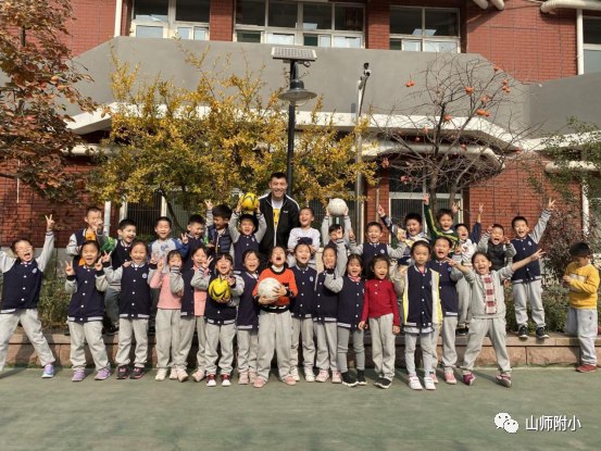 山东鲁能球员郑铮走进山师附小​，带领小学生们上了一堂丰富有趣的足球体验课
