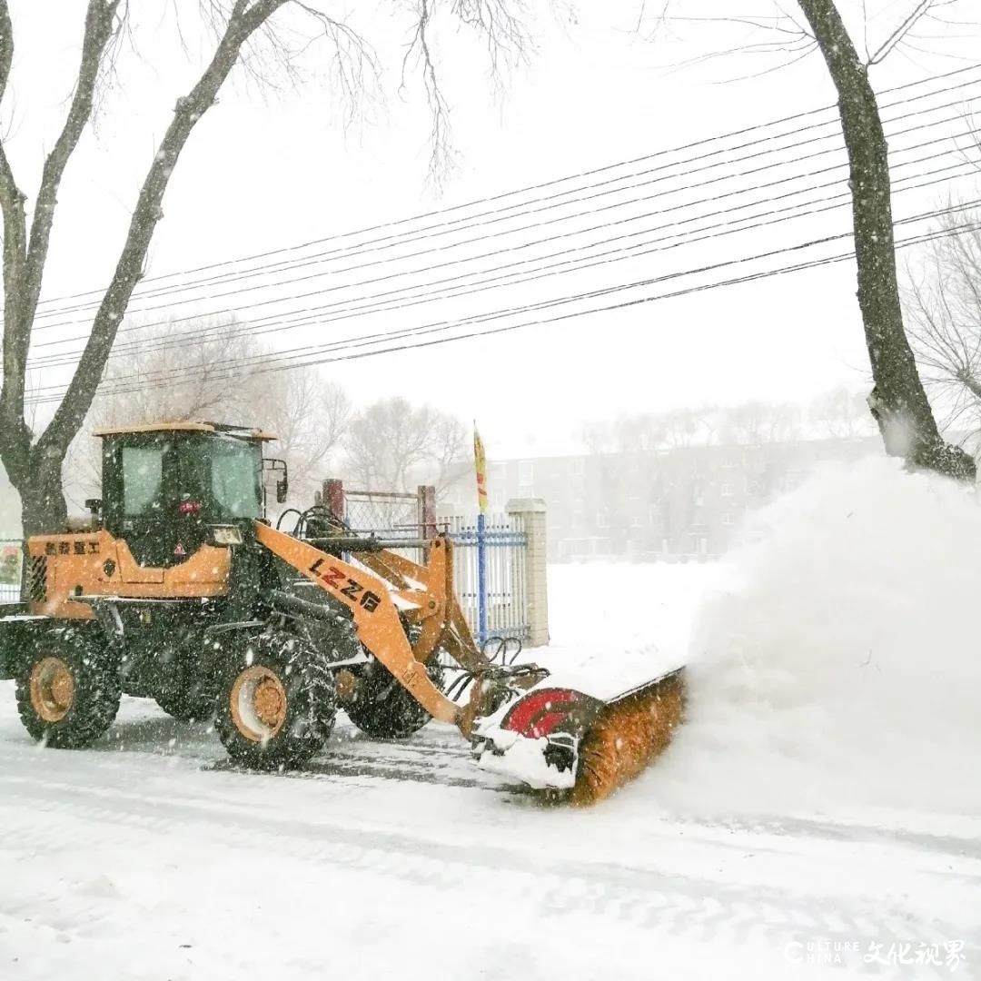 明德物业黑龙江城市公司全员上岗，连续奋战130小时清理冰雪，保障了业主顺利通行