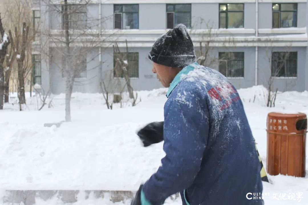 明德物业黑龙江城市公司全员上岗，连续奋战130小时清理冰雪，保障了业主顺利通行