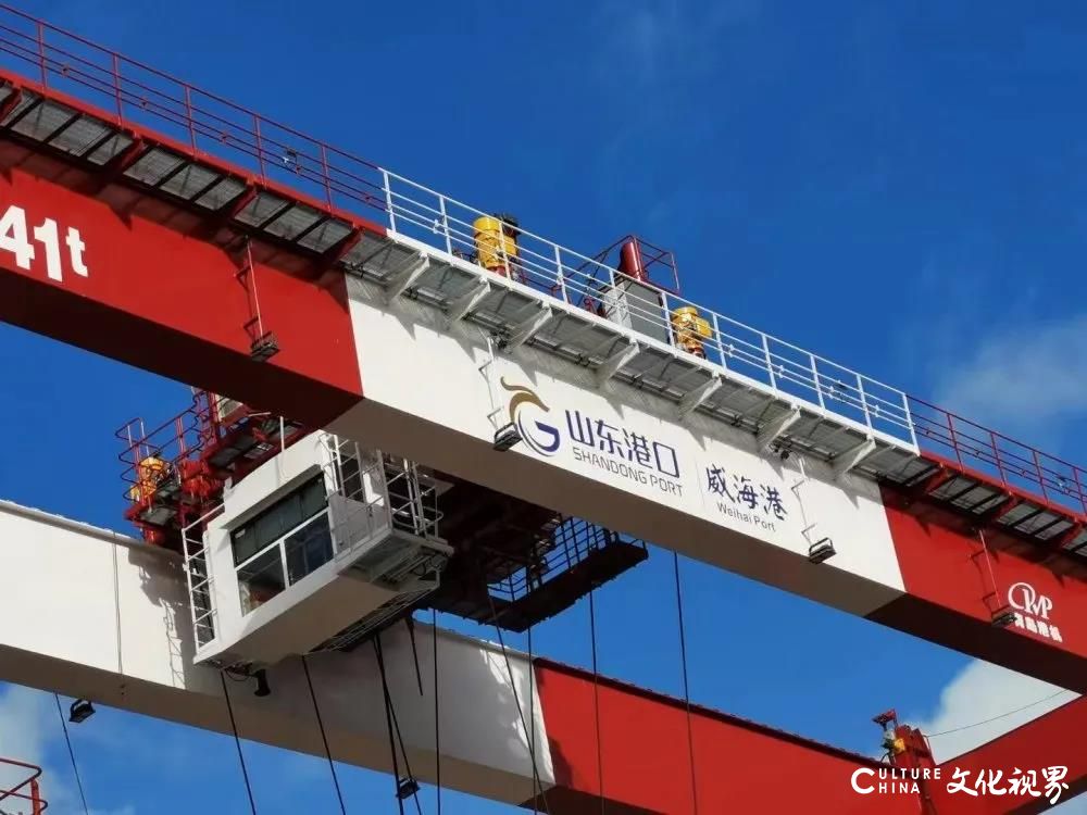 从五位大汉上阵，到一个姑娘操作——山东港口威海港两台全自动化轨道吊上岸，拉开了自动化码头建设的序幕